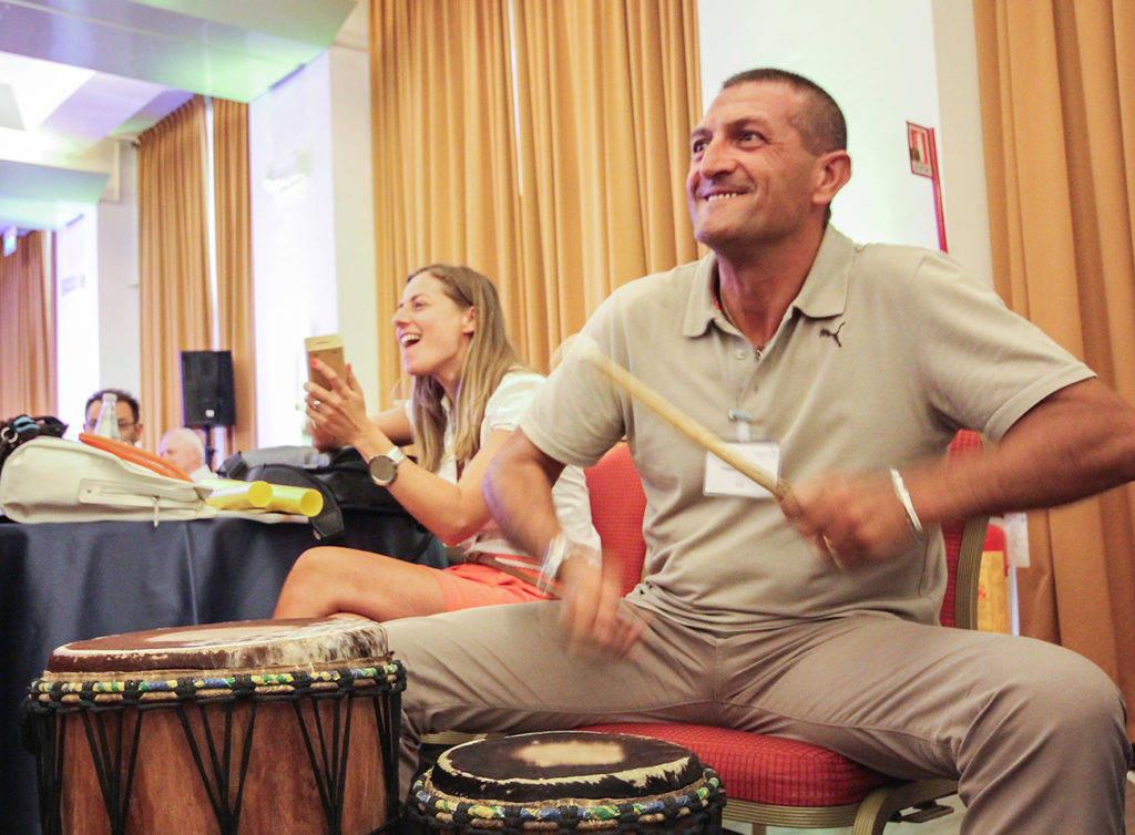 Rhythmus Wissenschaft Teambuilding Vorteile Drum Circle OneBeat