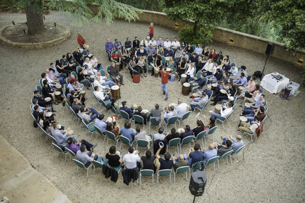 Rhythmus Wissenschaft Teambuilding Vorteile Drum Circle OneBeat