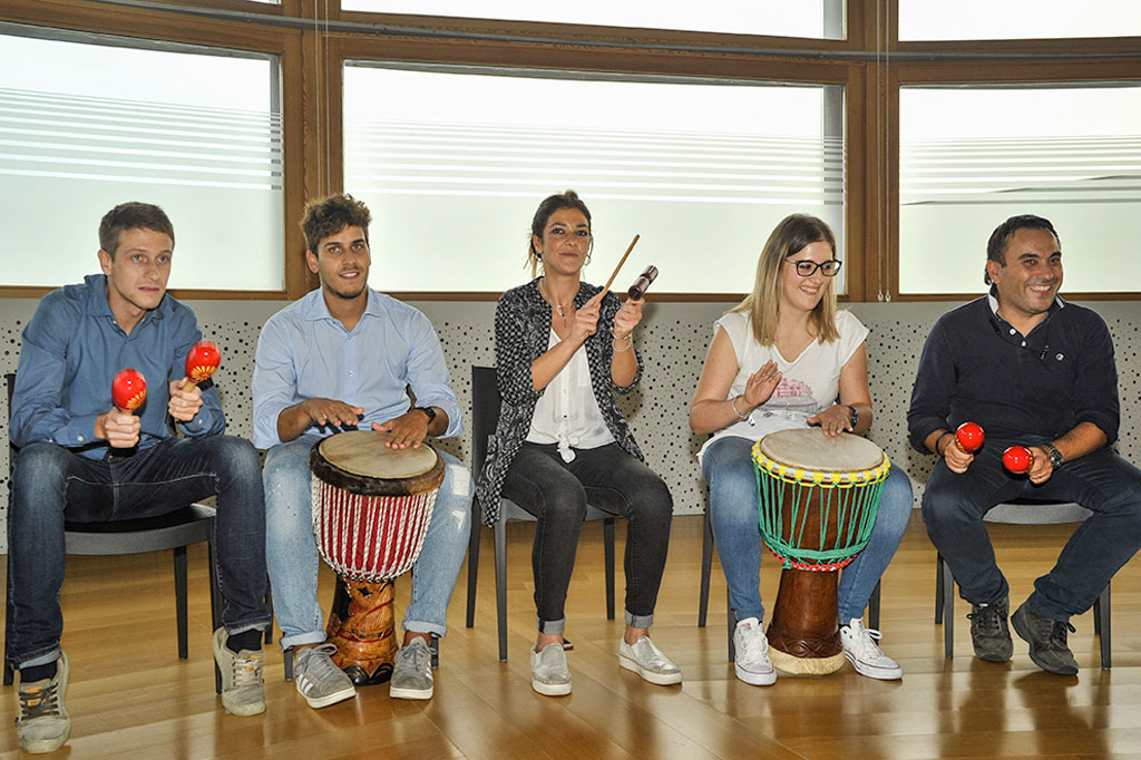 Musik teambuilding aktiviteter Milano företagsevenemang onebeat